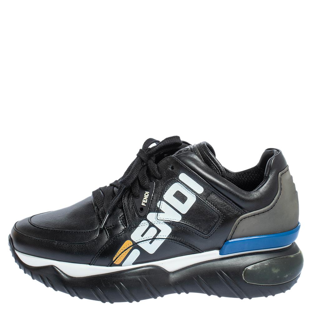 Diese Sneaker sind aus der Zusammenarbeit zwischen Fendi und Fila. Sie sind aus Leder und Gummi gefertigt und verfügen über eine strapazierfähige Sohle und ein geschnürtes Oberteil. Das charakteristische F von Fila und andere Elemente sind nahtlos