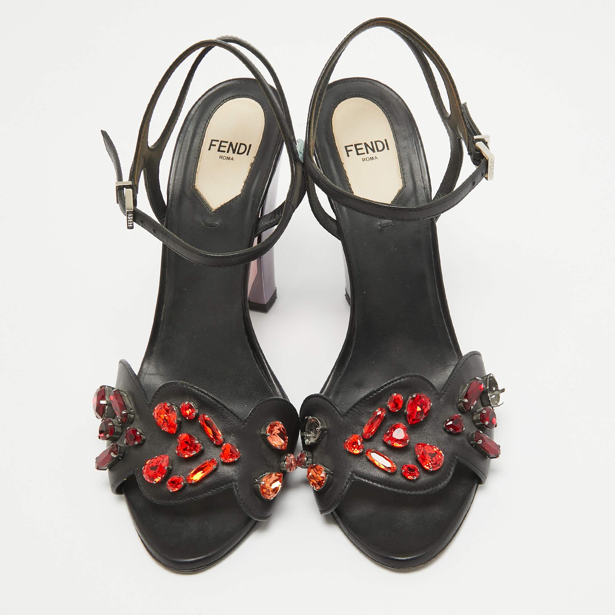 Nero Fendi Sandali in pelle nera con cinturino alla caviglia impreziosito da cristalli misura 38 in vendita