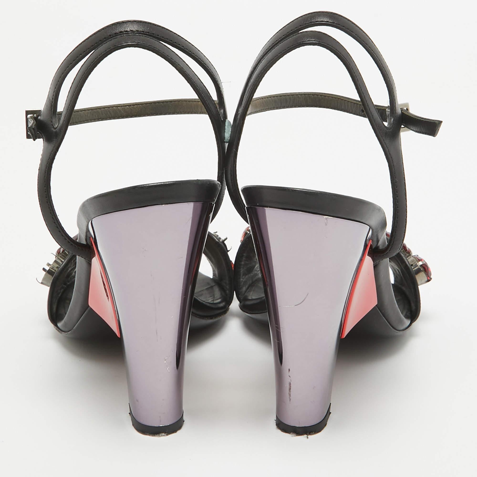 Fendi Sandali in pelle nera con cinturino alla caviglia impreziosito da cristalli misura 38 in vendita 2
