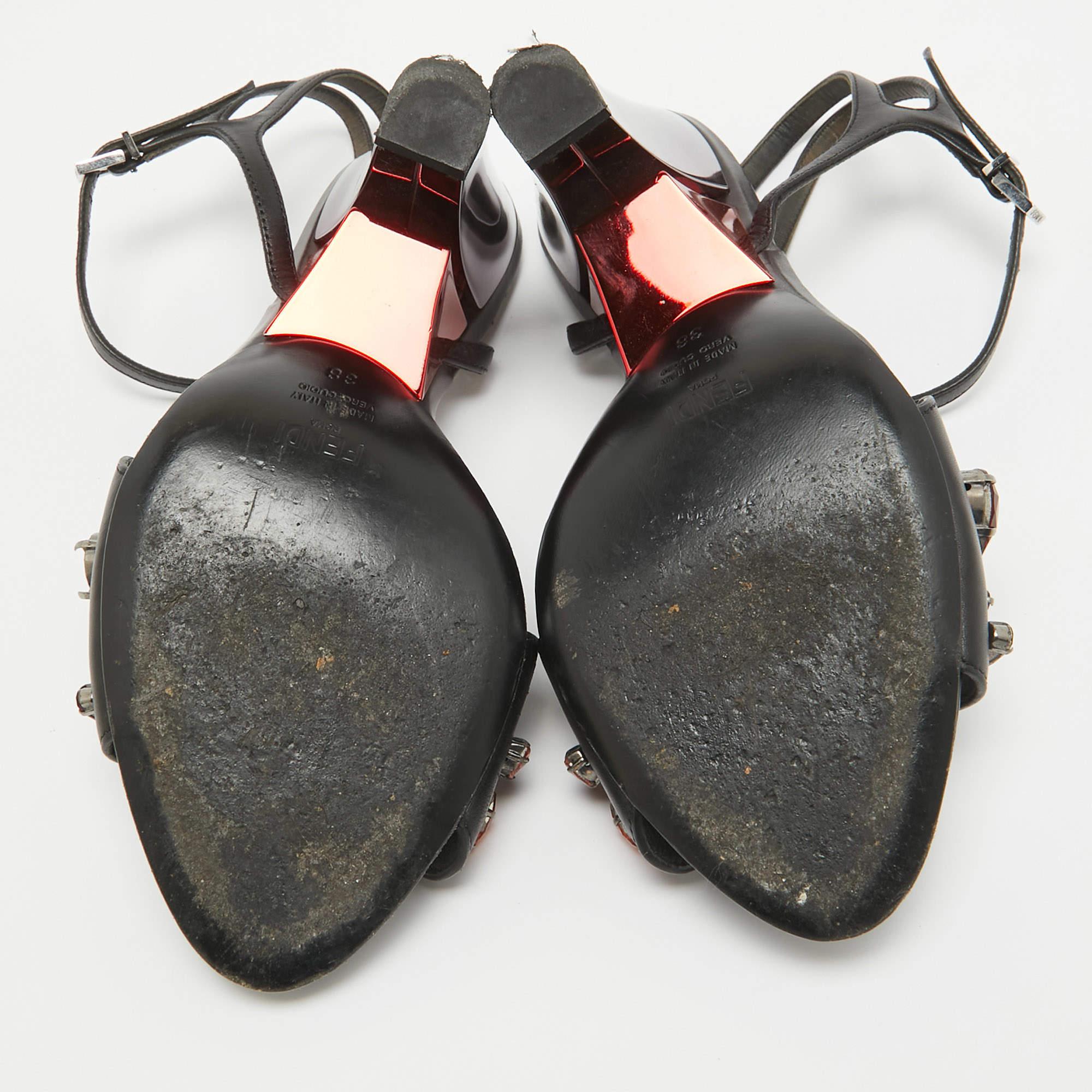 Fendi Sandali in pelle nera con cinturino alla caviglia impreziosito da cristalli misura 38 in vendita 3