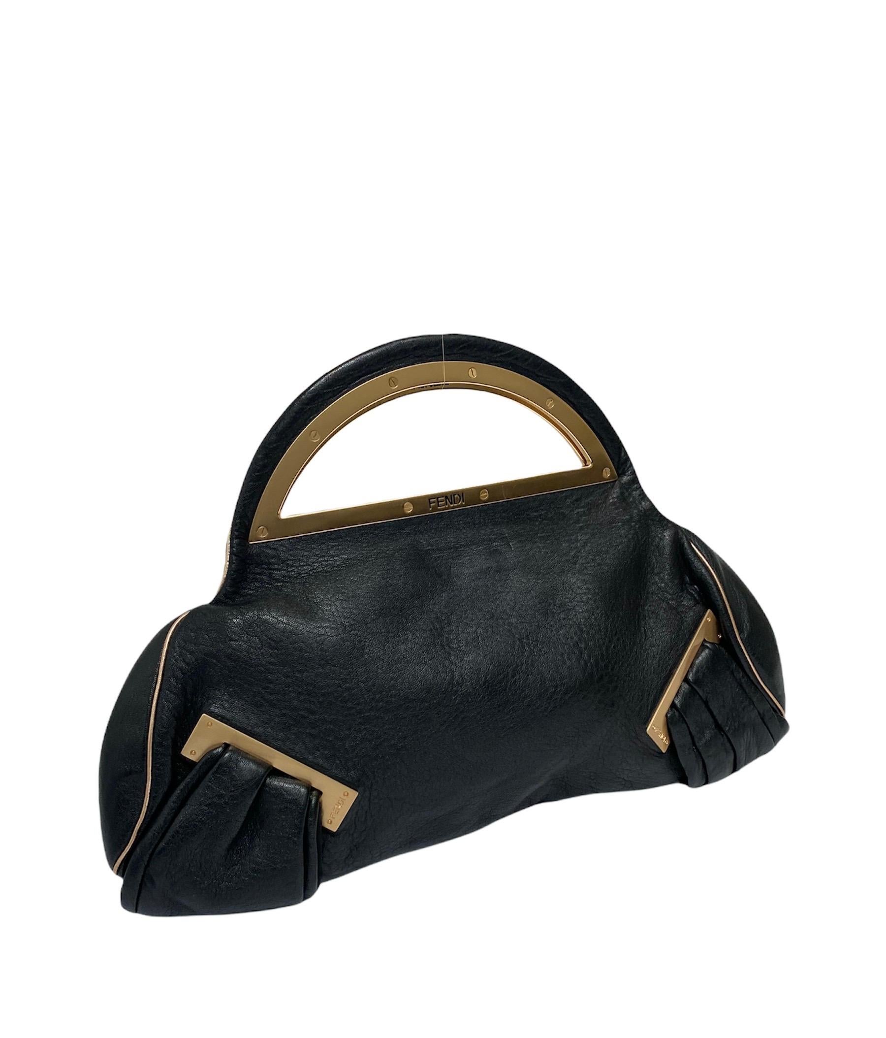 Fendi handbag made of a black leather with pink hardware. Zip closure, internally roomy for the essentials. Equipped with double leather and metal handle. It seems in perfect conditions.