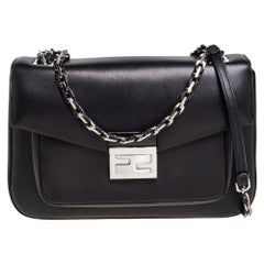 Fendi Sac en cuir noir Be Baguette Camera Crossbody Bag