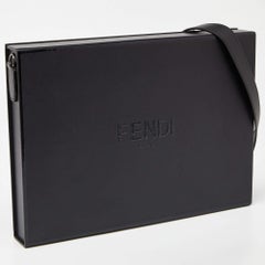 Fendi Schwarze Messenger Bag aus Leder in Box