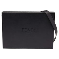 Fendi Schwarze Messenger Bag aus Leder in Box