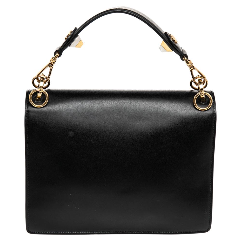 This Kan I Fendi bag exudes an aura of excellence and an unequaled standard of craftsmanship. It has been crafted from leather in a black shade and styled with pyramid studs and the iconic Bugs style. It opens to a spacious suede-lined interior that