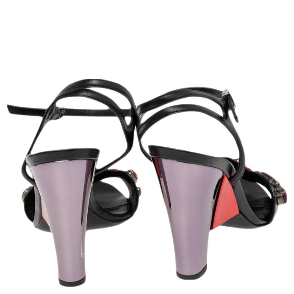 Fendi Schwarze Leder-Sandalen mit Kristallverzierung und Knöchelriemen Größe 37 1