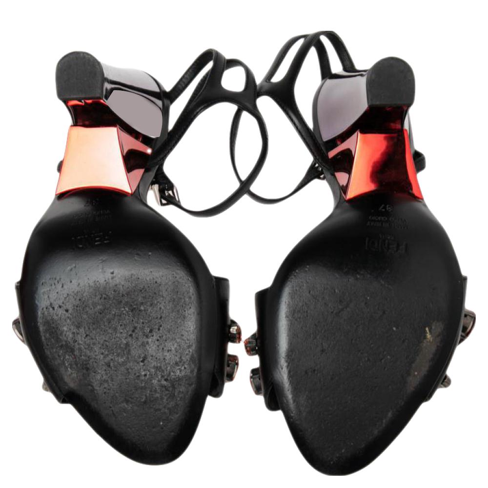 Fendi Schwarze Leder-Sandalen mit Kristallverzierung und Knöchelriemen Größe 37 3