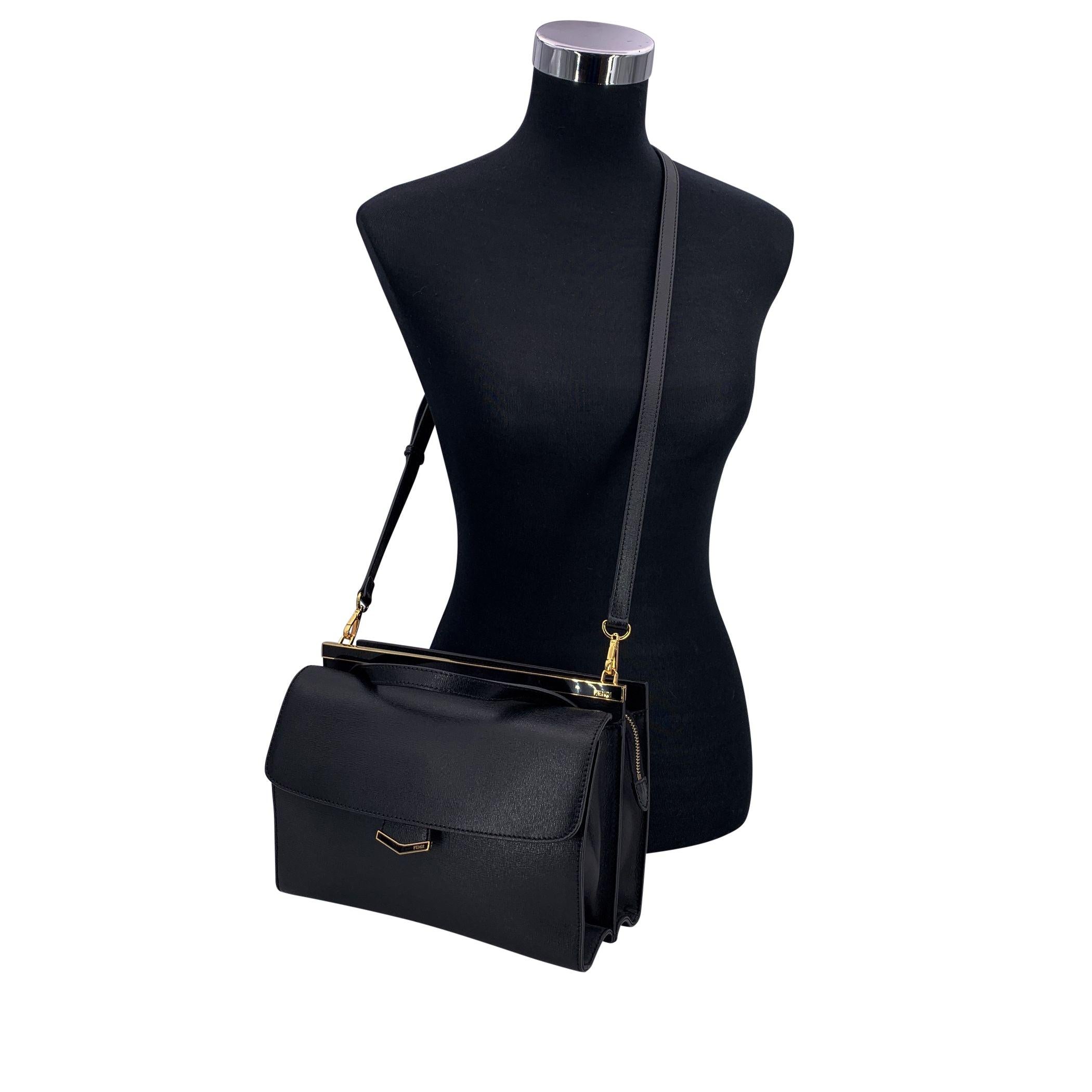 Classique moderne et raffiné, le sac Fendi Demi Jour en cuir noir reflète l'équilibre entre sophistication et polyvalence de la maison. Présenté sur le défilé printemps/été 2014, ce modèle est rapidement devenu un favori pour sa silhouette