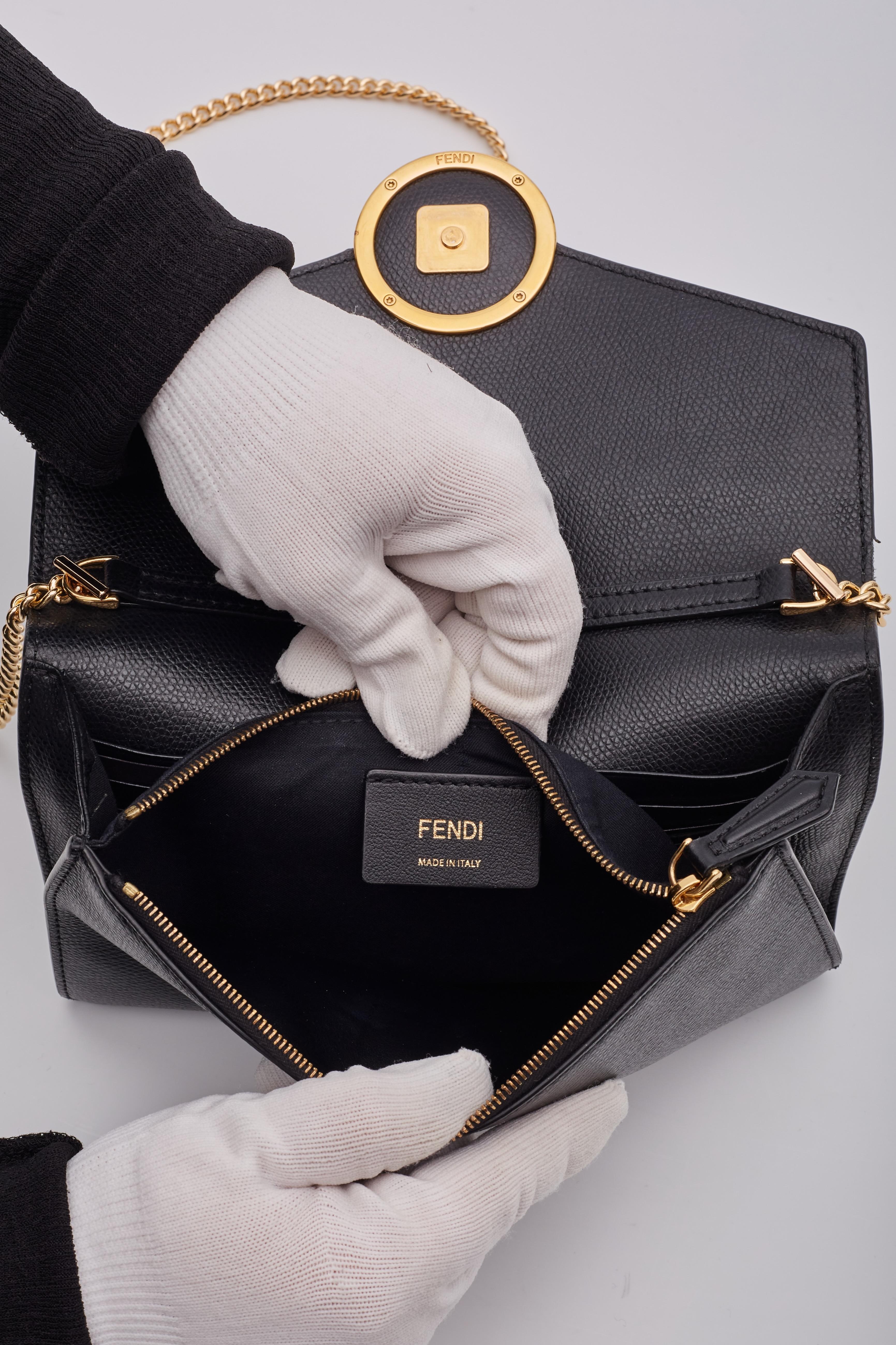 Fendi Portemonnaie an Kette aus schwarzem Leder mit F-Logo im Angebot 7