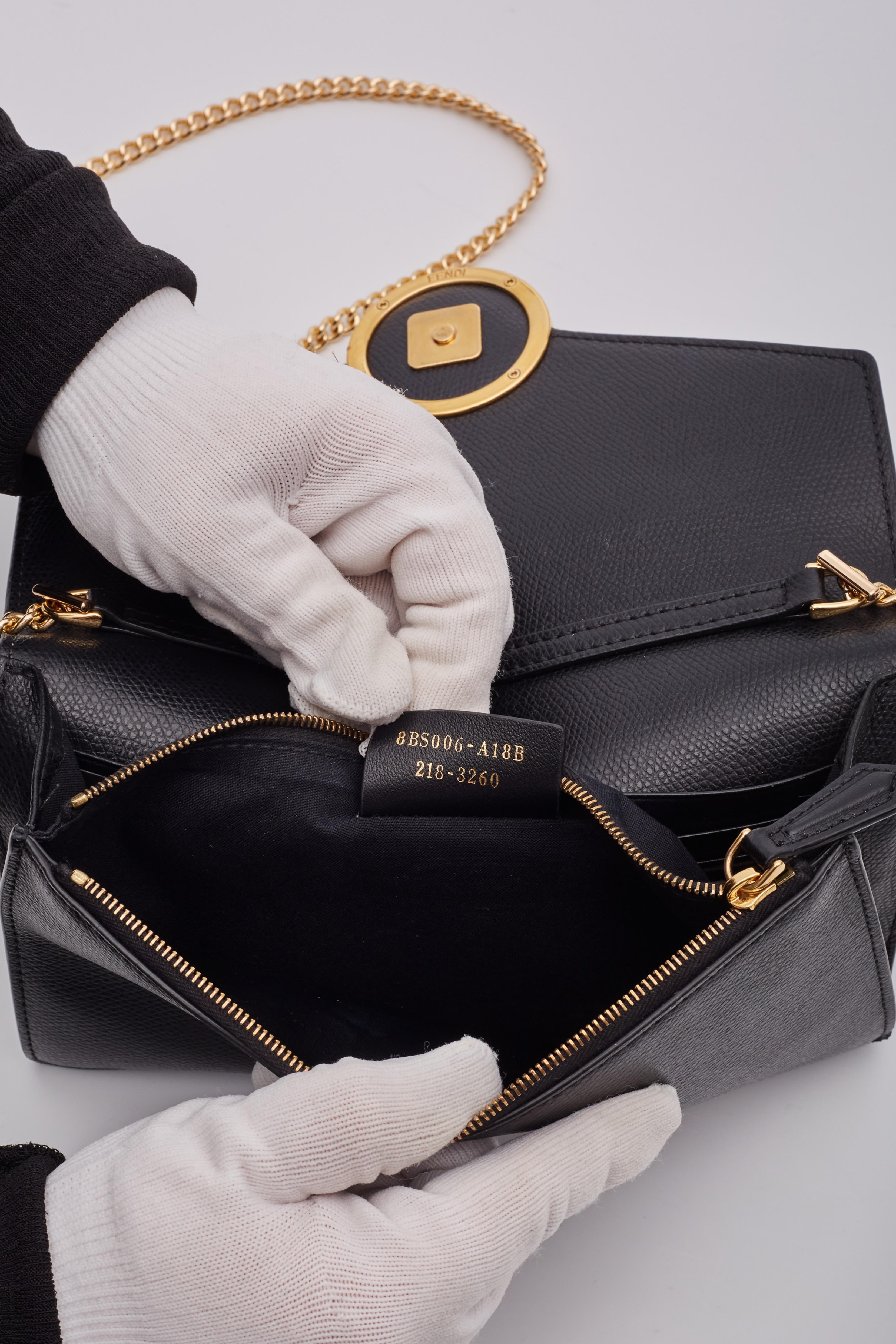 Fendi Portemonnaie an Kette aus schwarzem Leder mit F-Logo im Angebot 8