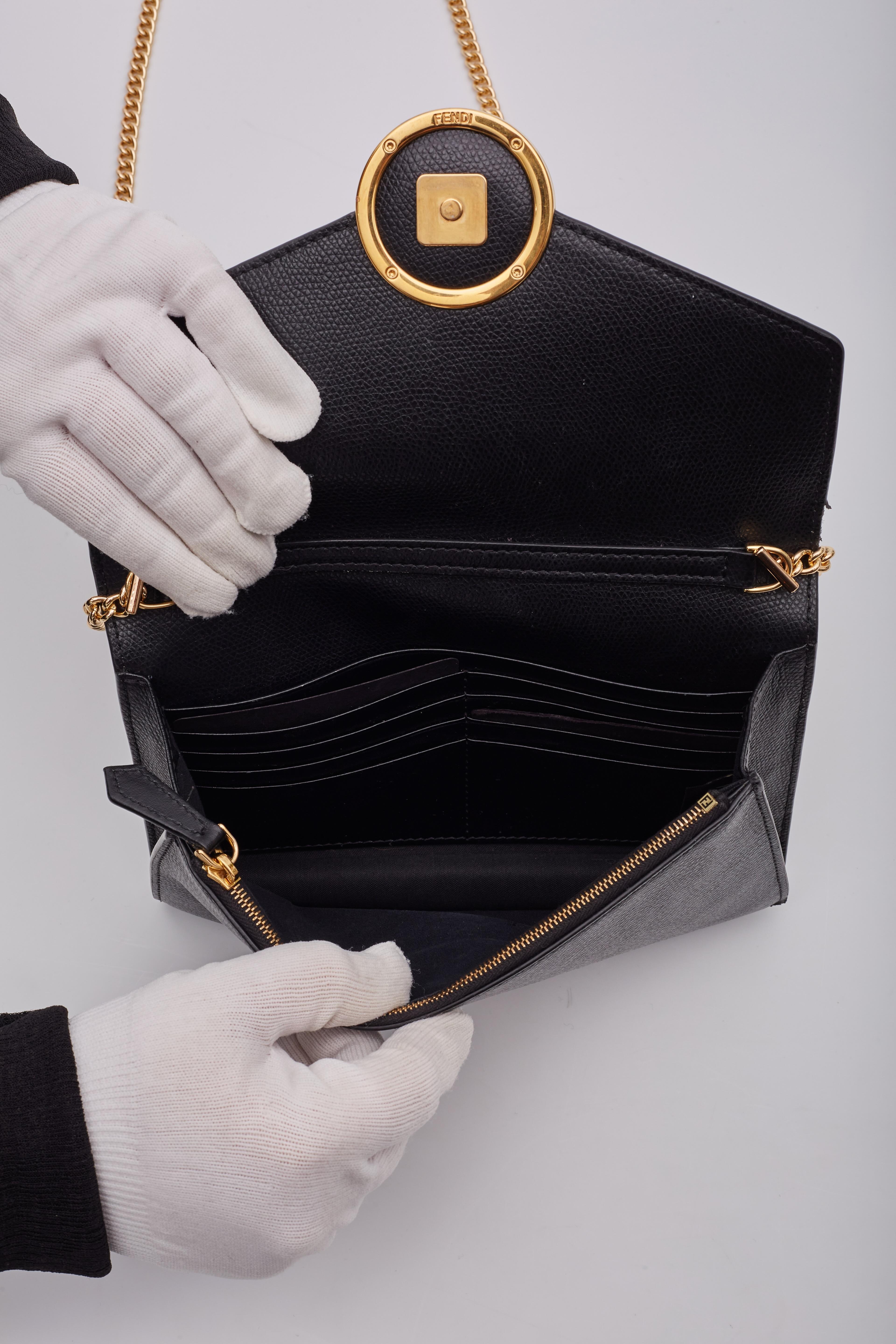 Fendi Portemonnaie an Kette aus schwarzem Leder mit F-Logo im Angebot 5