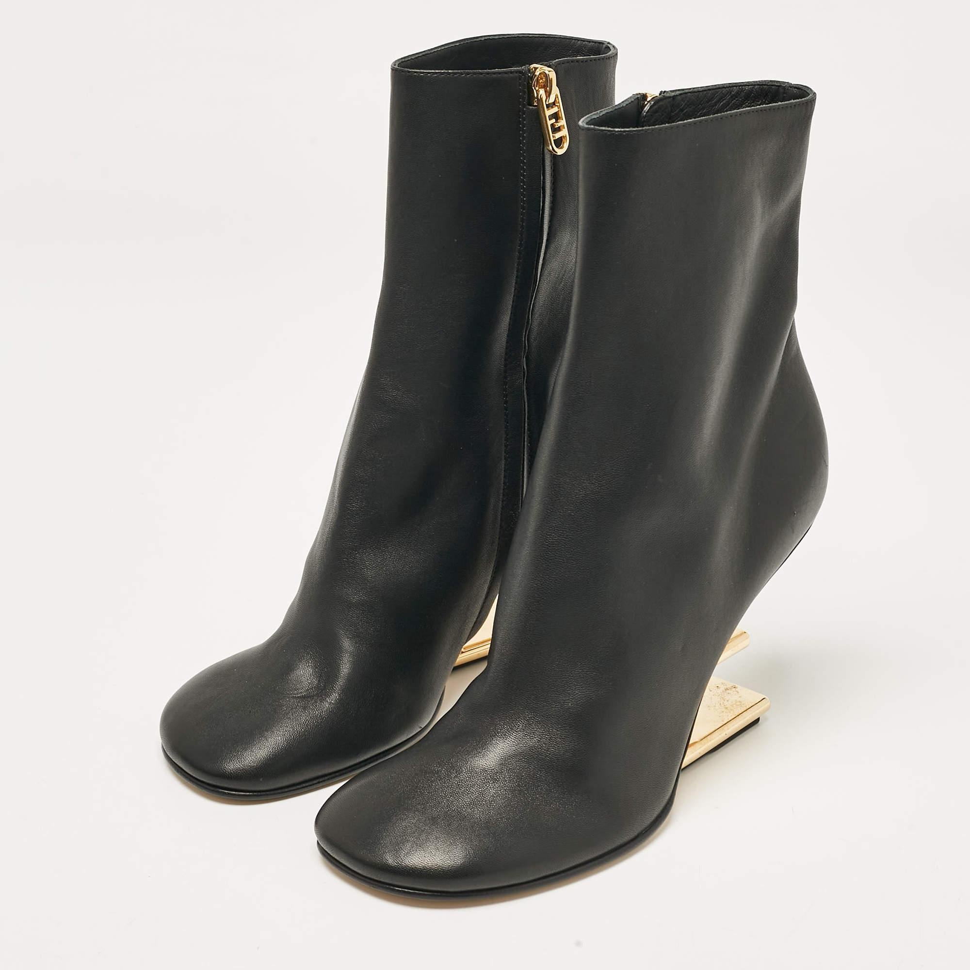 Conception méticuleuse d'une silhouette élégante.  Ces bottes sont très élégantes. Elles sont dotées de semelles intérieures confortables et de semelles extérieures durables pour vous durer toute la vie. Ces bottes sont tout simplement incroyables 