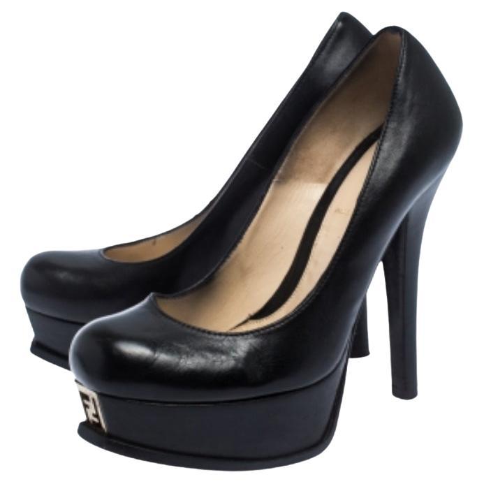 Les escarpins Fendista sont indémodables et allient classicisme et modernité. Confectionnée en cuir, cette paire de Fendi est dotée de bouts ronds, de talons auto-couverts de 13 cm et de semelles compensées, ainsi que d'un monogramme Zucca en métal