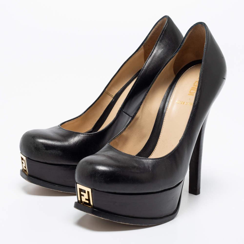 The Fendista pumps will never go out of style, combining classic with modern. Crafted from leather, this Fendi pair is designed with round toes and self-covered 13.5 cm heels and chunky platforms that feature a gold-tone Zucca monogram. Stand out