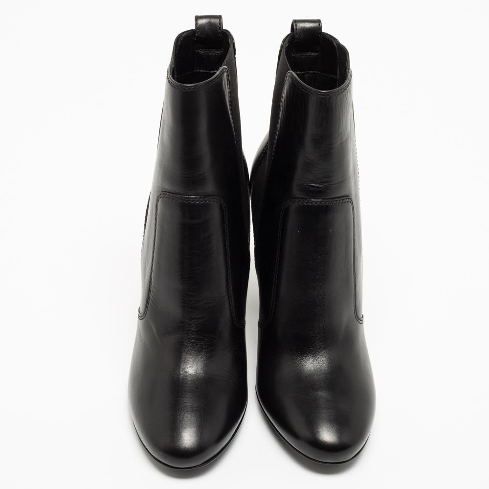 Resta comodo con questo paio di stivaletti di Fendi. Realizzate in pelle nera, le scarpe hanno la punta coperta, sono arricchite da pannelli elastici e si ergono su un tacco a blocco di 11 cm.

Include: Scatola originale, cartellino del prezzo
