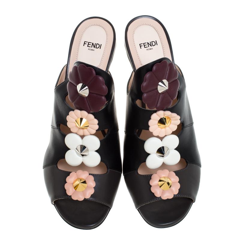 Fendi Black Leather Floral Appliqué Mule Sandals Size 39.5 In New Condition In Dubai, Al Qouz 2