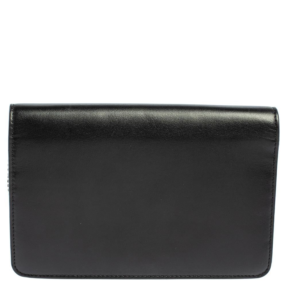 This distinctive and stylish Hypnoteyes wallet on chain has been crafted in Italy and made from quality leather. It comes in a stunning shade of black and features lovely eye motifs on the front. It is equipped with a fabric leather interior and a