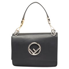 Fendi Kan I F Logo Umhängetasche aus schwarzem Leder