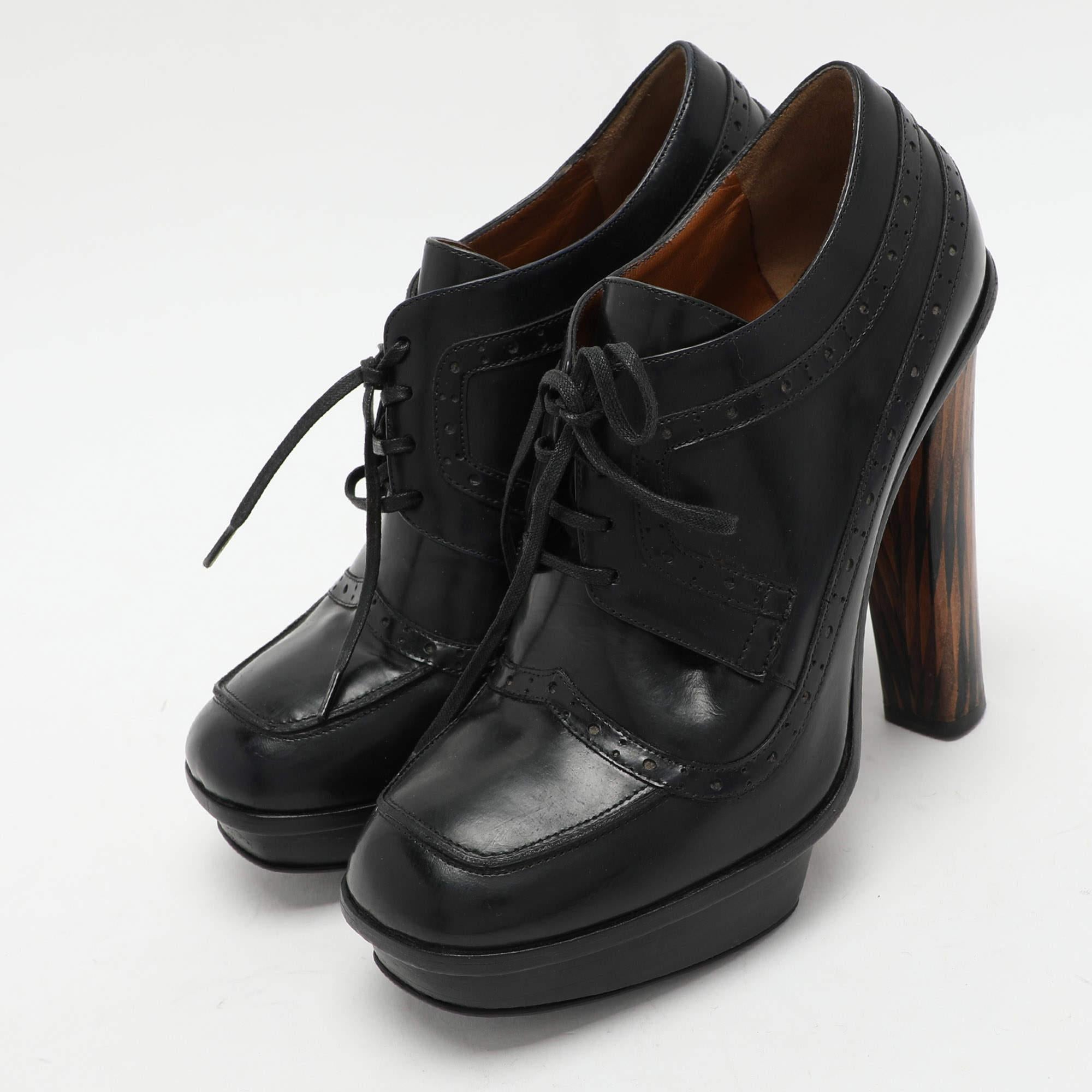 Méticuleusement conçues dans une silhouette élégante, ces bottines sont d'un grand style. Elles sont dotées de semelles intérieures confortables et de semelles extérieures durables pour vous durer toute la vie. Ces bottes sont tout simplement