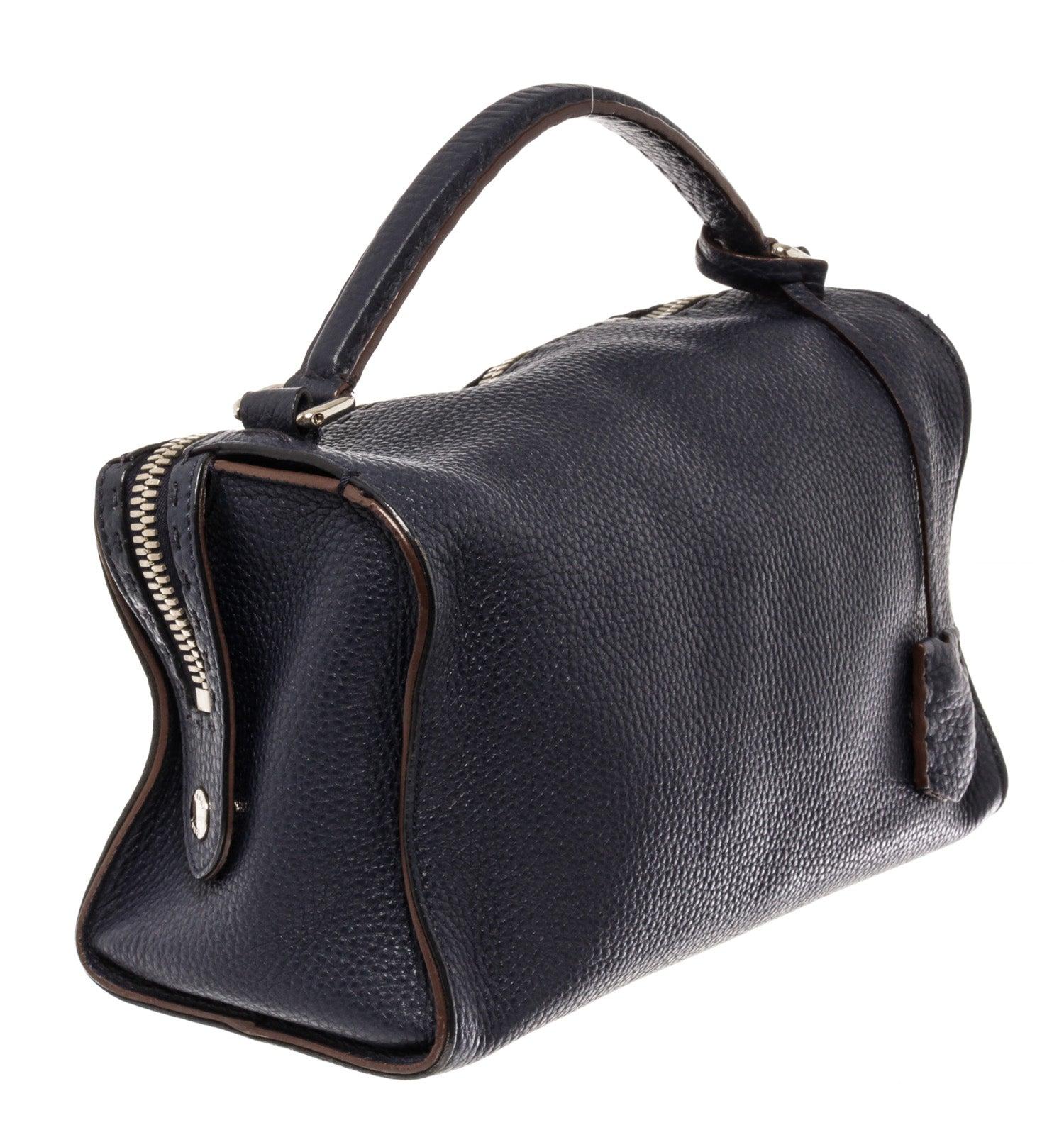 Schwarze Fendi-Lei-Tasche aus Selleria-Leder mit silberfarbenen Metallbeschlägen, Reißverschluss an der Oberseite, der zu einem geräumigen Innenraum führt, gefüttert und aus Canvas, mit einem einzelnen gerollten Ledergriff.

51889MSC