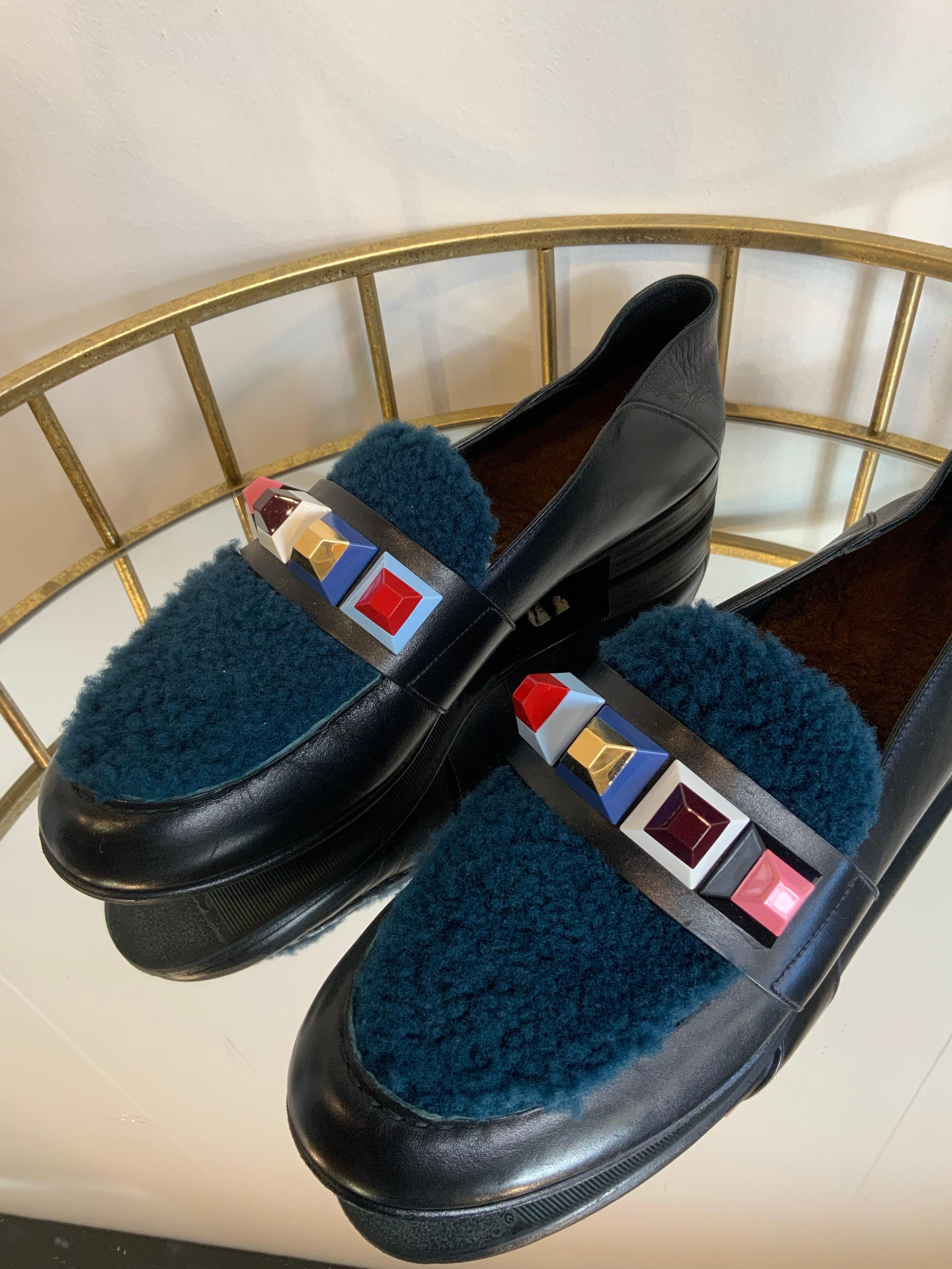 Mocasines Fendi.
en piel negra con parte delantera de piel sintética azul y detalles de tachuelas de colores.
Plantilla interna de piel sintética marrón.
El zapato ha sido resuelto.
Suela 25 cm
Tacón 2 cm
Número italiano 39,5.
Excelente estado