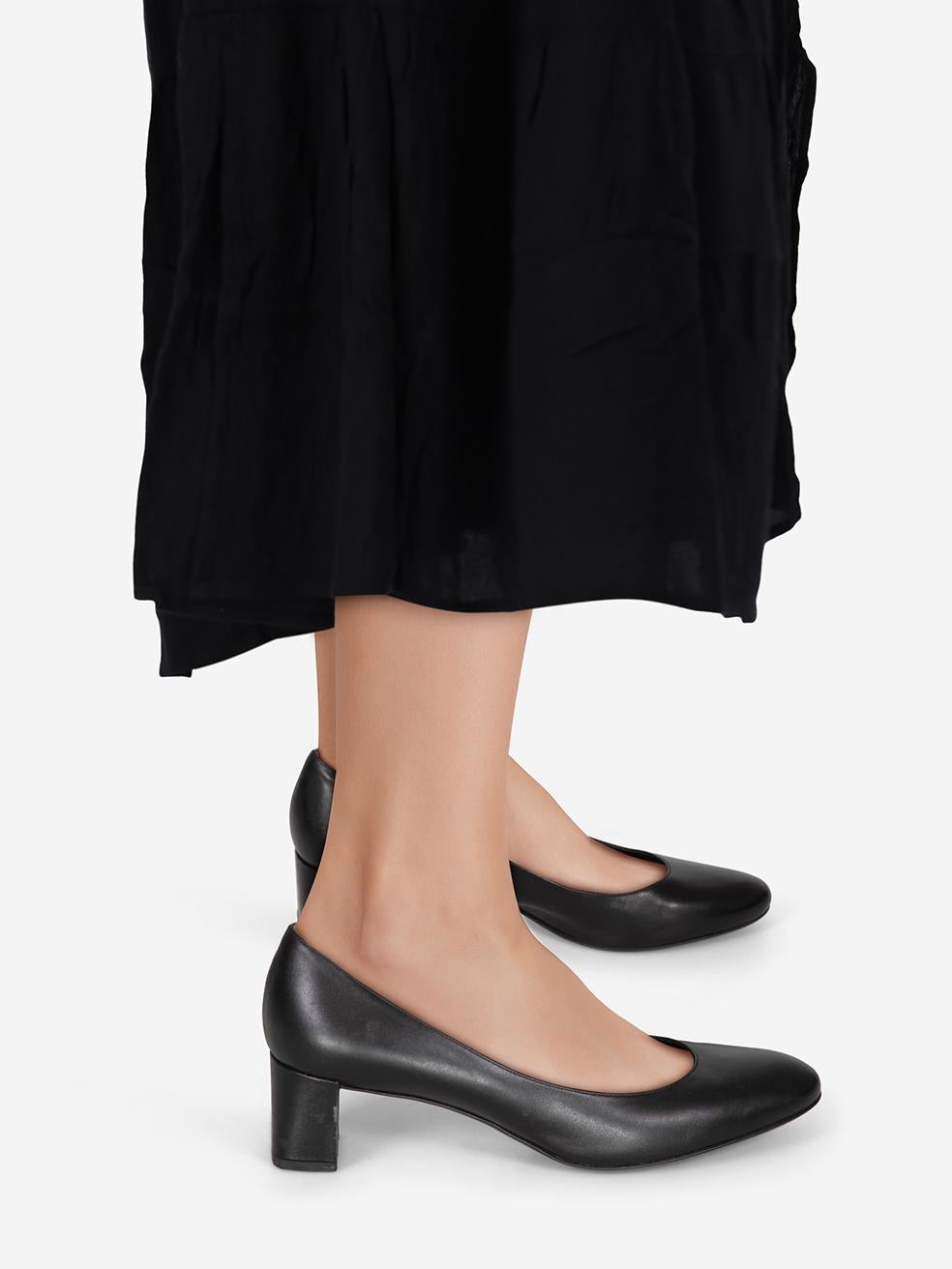 L'ÉTAT est très bon. L'usure des pompes est minime. Abrasion sur toutes les zones des deux chaussures sur cet article de revente de designer Fendi d'occasion.
 

 

 

 Détails
 

 

 Noir
 

 Cuir
 

 Pompes
 

 Talon bas
 

 Bout en amande
 

