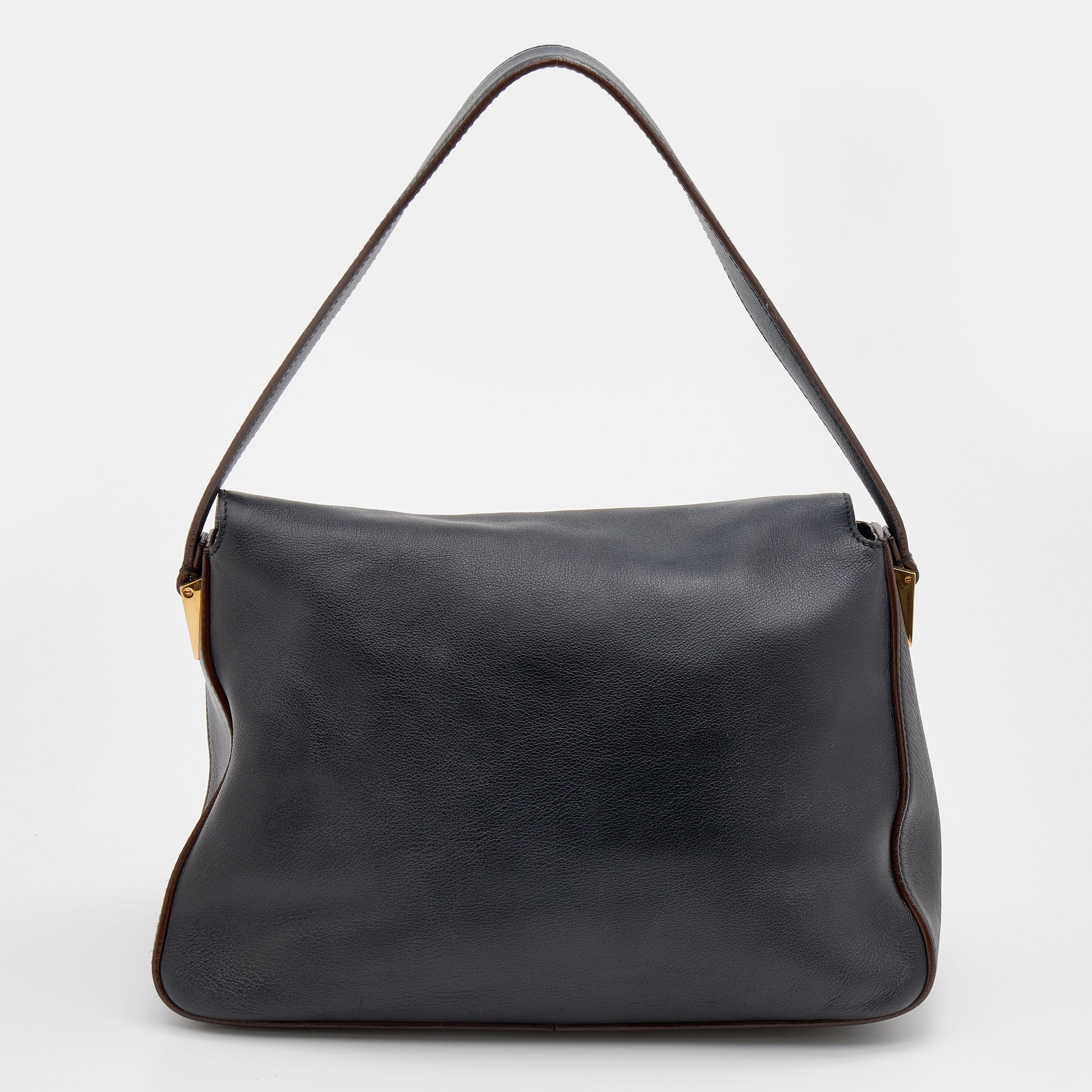 First introduced by Venturini Fendi, the Baguette was well-accepted by the fashion elite for its timeless charm and classic allure. Created from leather, it features a short handle at the top, gold-tone hardware, and a branded lock closure on the
