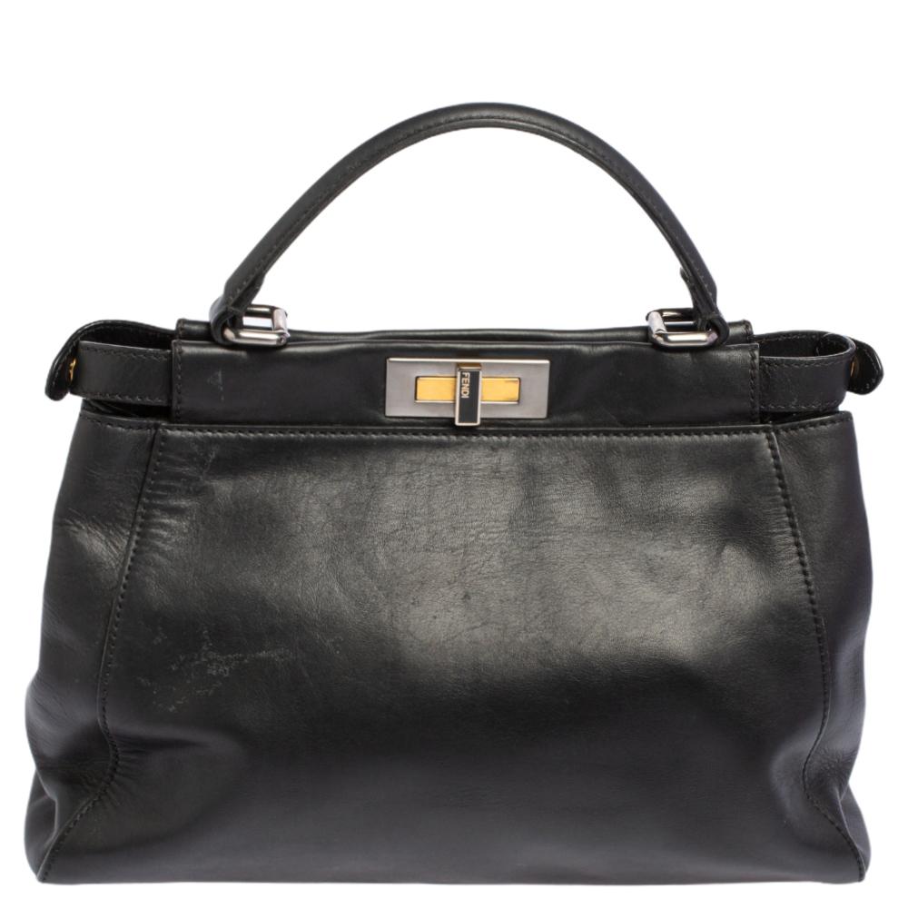 Diese exquisite Peekaboo von Fendi ist sehr begehrt und hat uns seit ihrer Geburt im Jahr 2009 mit ihrer Form, ihrem Design und ihrer Schönheit beeindruckt. Diese Version ist sorgfältig aus Leder gefertigt und mit einem Griff an der Oberseite