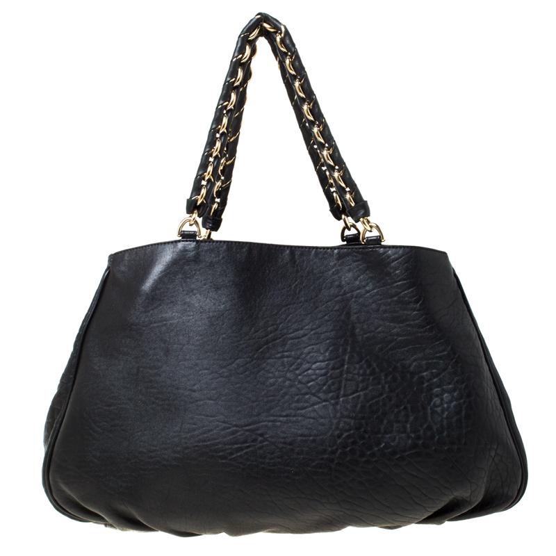 Complete a winning look with this Mia tote from Fendi. Crafted from grained leather, the front comes with a striking gold-tone F motif and the open-top reveals a fabric-lined interior that is sure to fit in your everyday essentials. The interlinked