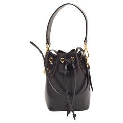 Fendi Mini Mon Tresor Bucket Bag de piel negra