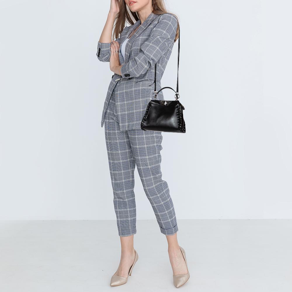Questo squisito Peekaboo di Fendi è molto ambito e, sin dalla sua nascita nel 2009, ci ha conquistato con la sua forma, il suo design e la sua bellezza. Questa versione è meticolosamente realizzata in pelle, poi progettata con dettagli cuciti a