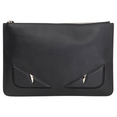 FENDI MONSTER EYE ZIP POUCH Clutch aus schwarzem Leder