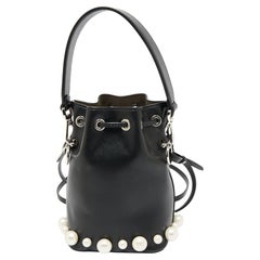Fendi Mini Mon Tresor Bucket Bag aus schwarzem Leder mit Perlenverzierung