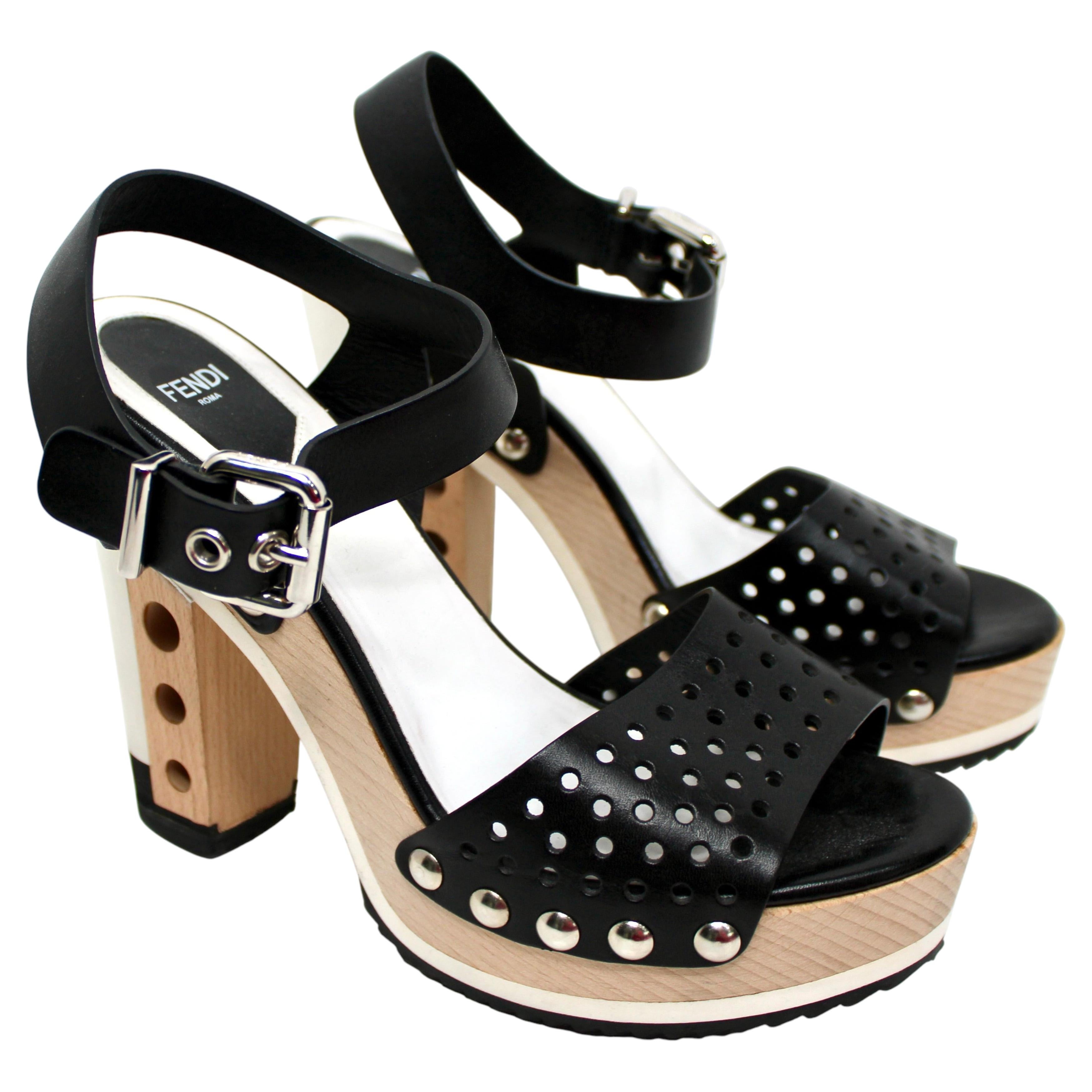 Sandalias de plataforma perforada de piel negra de Fendi en venta