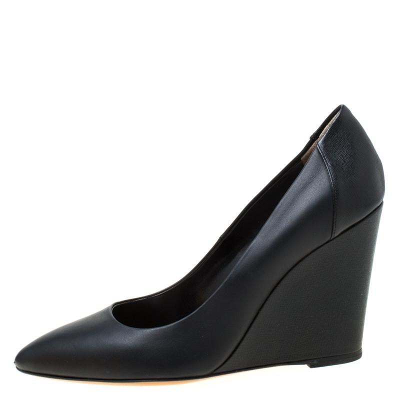 wedge pointed toe pump