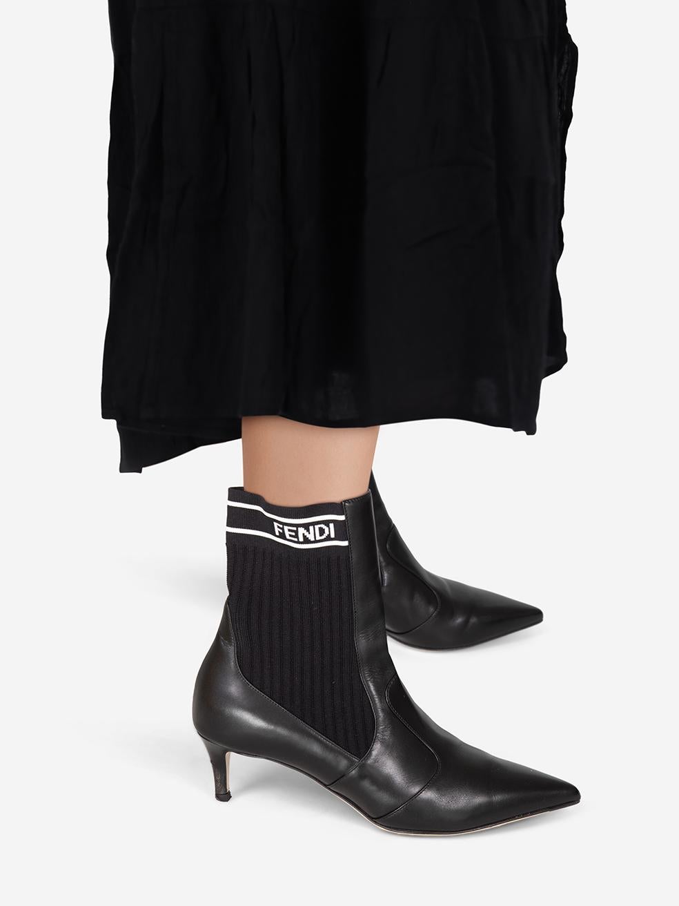 CONDIT ist sehr gut. Minimale Abnutzung an den Stiefeln ist offensichtlich. Minimale Abnutzung an beiden Fersenschäften mit Abschürfungen an diesem gebrauchten Fendi Designer-Wiederverkaufsartikel. Kommt mit Originalverpackung und Staubbeutel.
 

