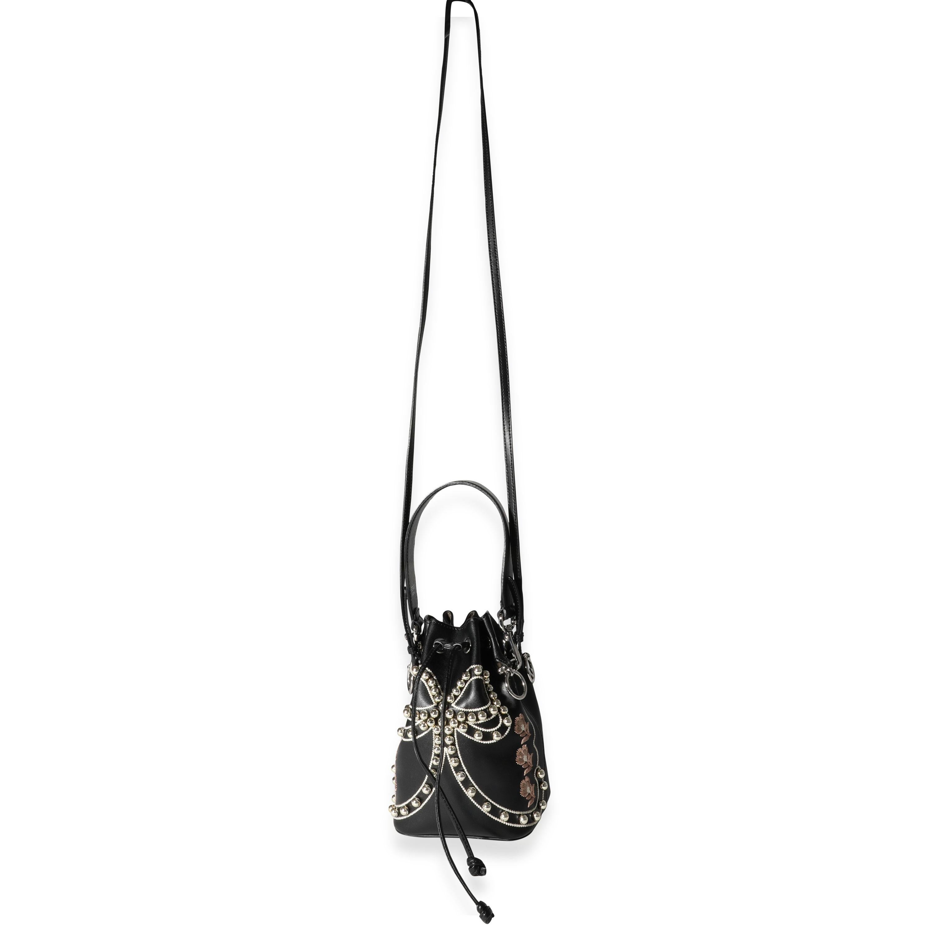 Listing Title : Fendi Sac à main Mon Tresor en cuir noir avec nœud clouté
SKU : 118149
Condit : Usagé 
Description de l'état : Fendi a dévoilé le sac seau Mon Tresor lors du défilé Resort 2018. Surmonté d'un cordon de serrage, cet accessoire compact