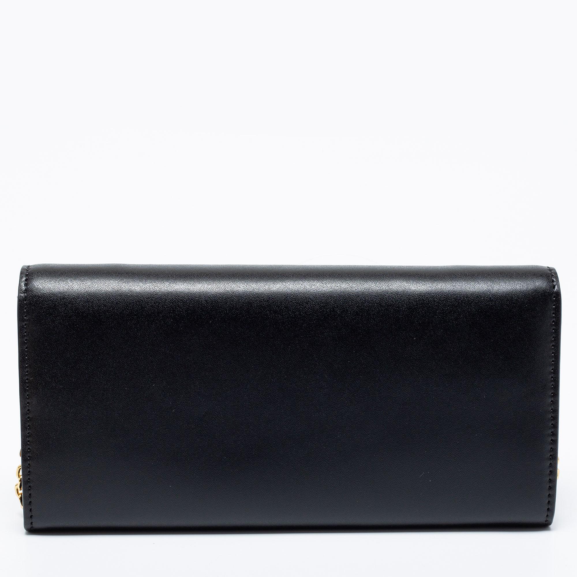 A stunning creation from the house of Fendi for the fashionable you! Crafted from luxurious leather, this black wallet-on-chain features gorgeous stud details on the front flap and a well-sized interior. It is complete with a slender chain to carry