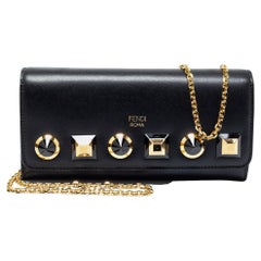 Fendi Portemonnaie mit Nieten aus schwarzem Leder an Kette