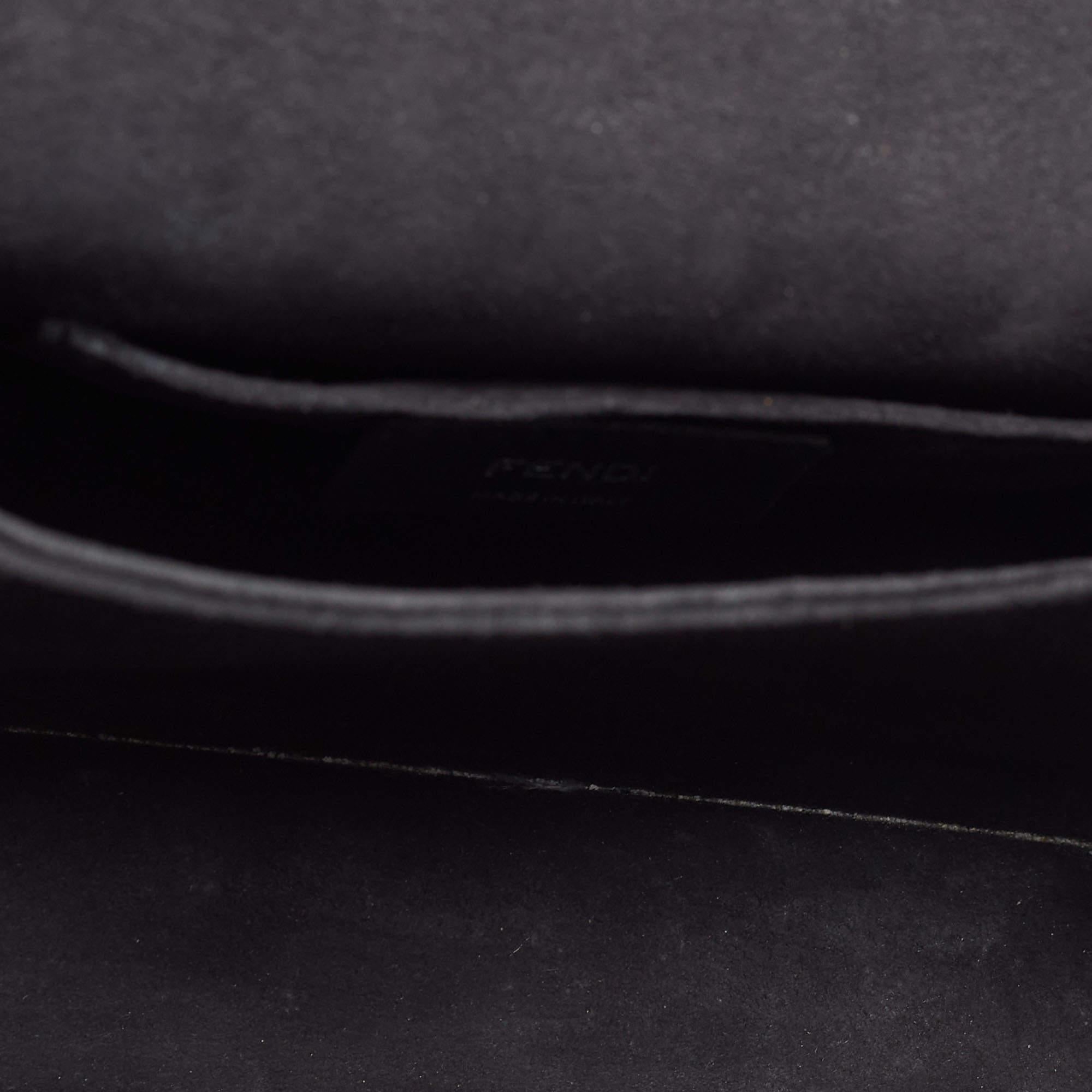 Fendi - Sac à bandoulière Mini Kan I en cuir noir clouté en vente 9