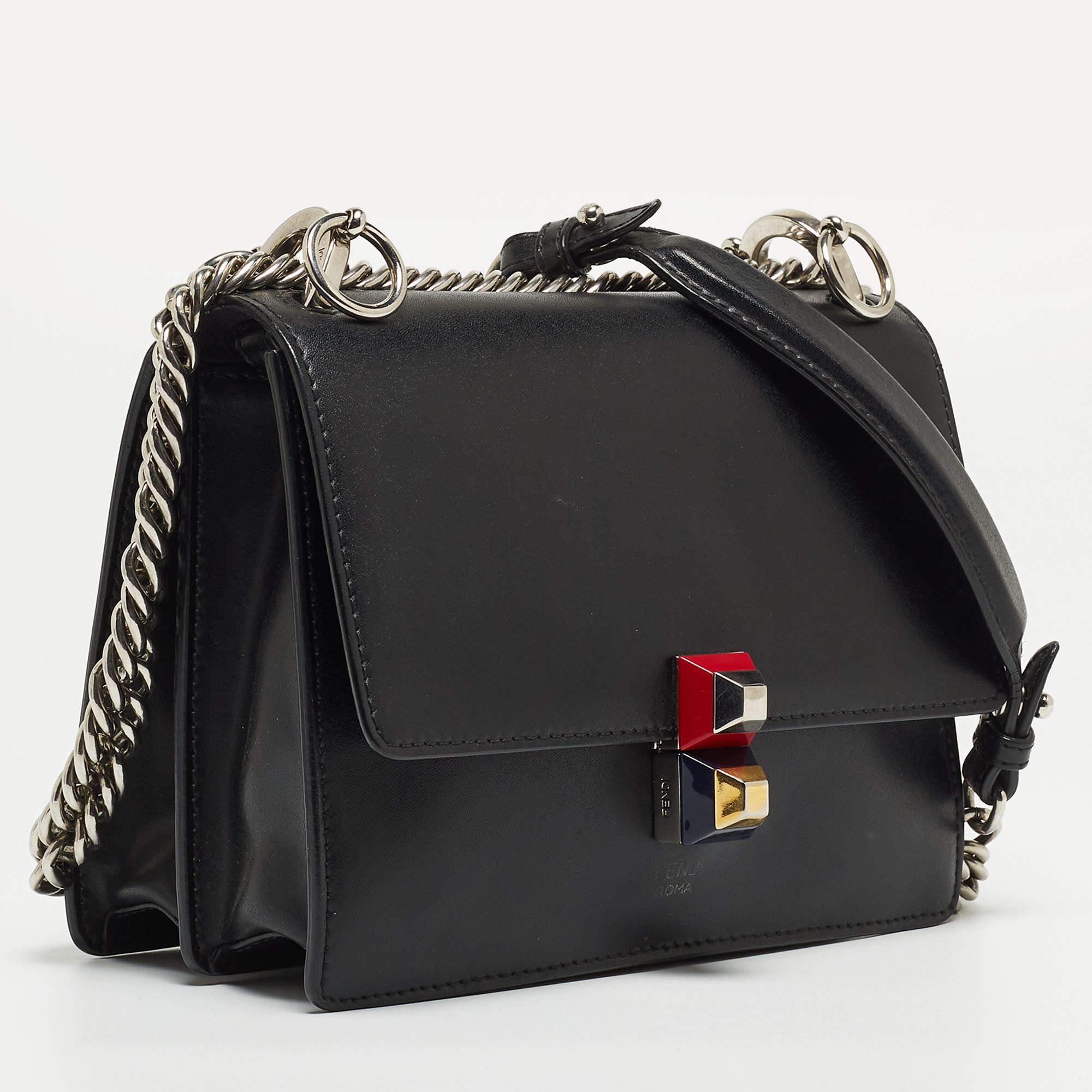 Fendi - Sac à bandoulière Mini Kan I en cuir noir clouté en vente 1