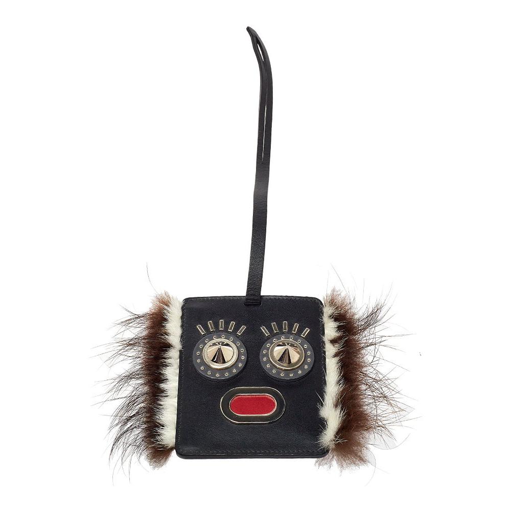 Fendi Monster-Gepäckanhänger aus schwarzem Leder mit Nieten im Angebot