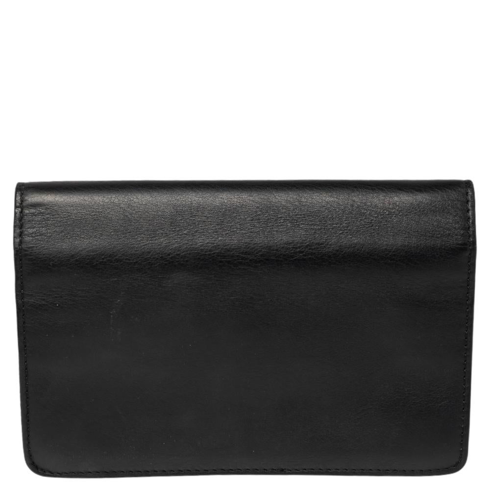 This sleek and sophisticated wallet in black from Fendi is definitely a timeless purchase. Crafted in quality leather, the bag features the classic FF quilted on the flap and it leads to a compact compartment and a zip pocket. Flaunt this beauty