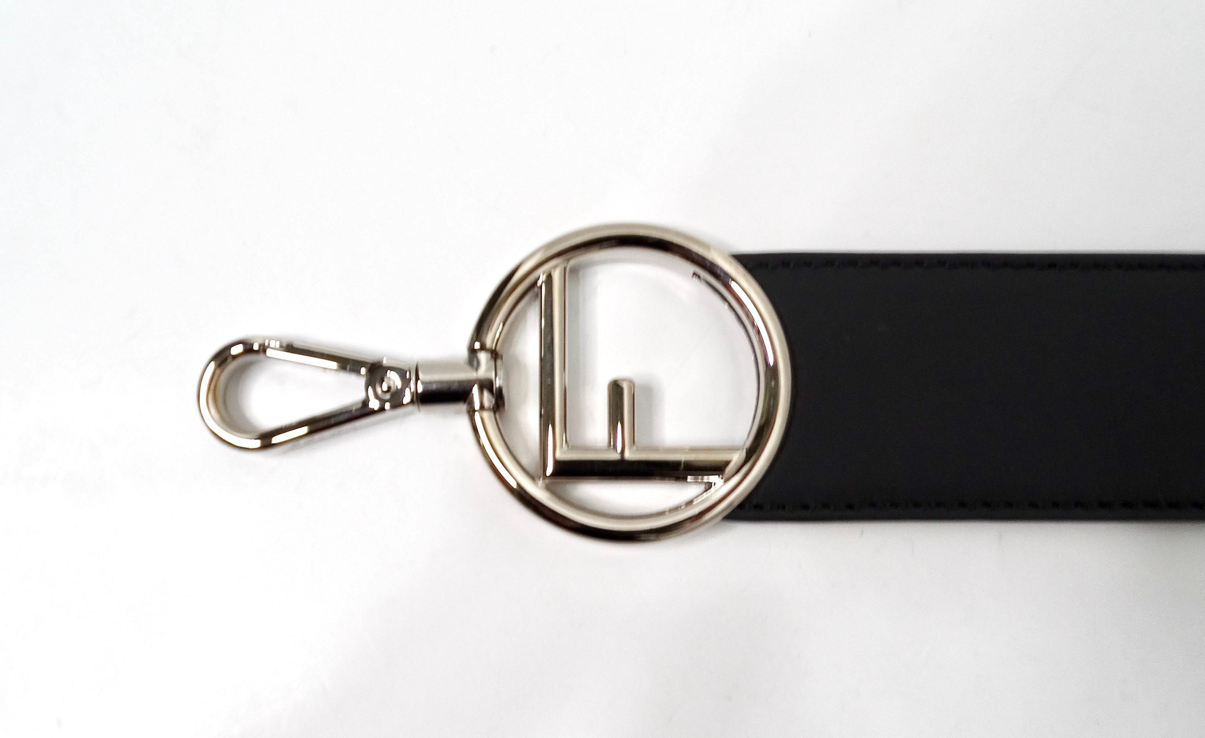 Noir Fendi - Petit sac en cuir noir à logo bicolore - Bandoulière en vente