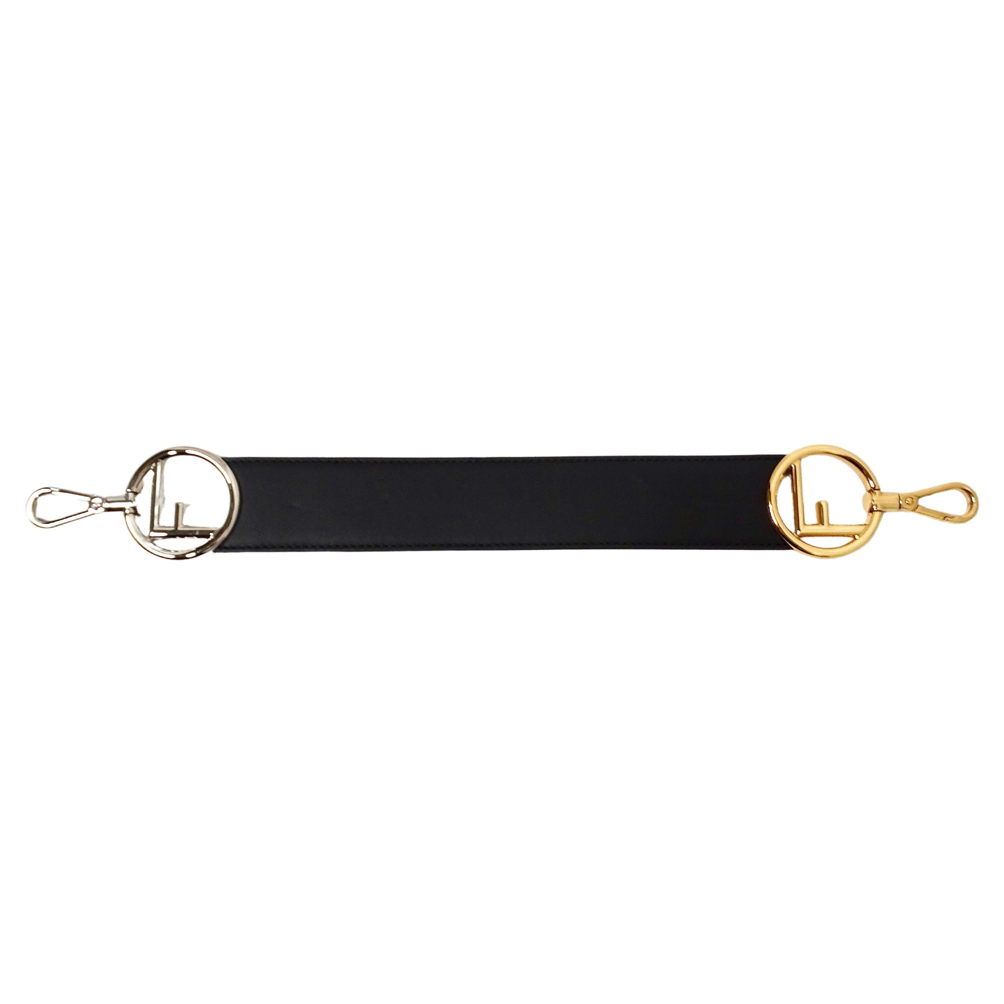 Fendi - Petit sac en cuir noir à logo bicolore - Bandoulière en vente