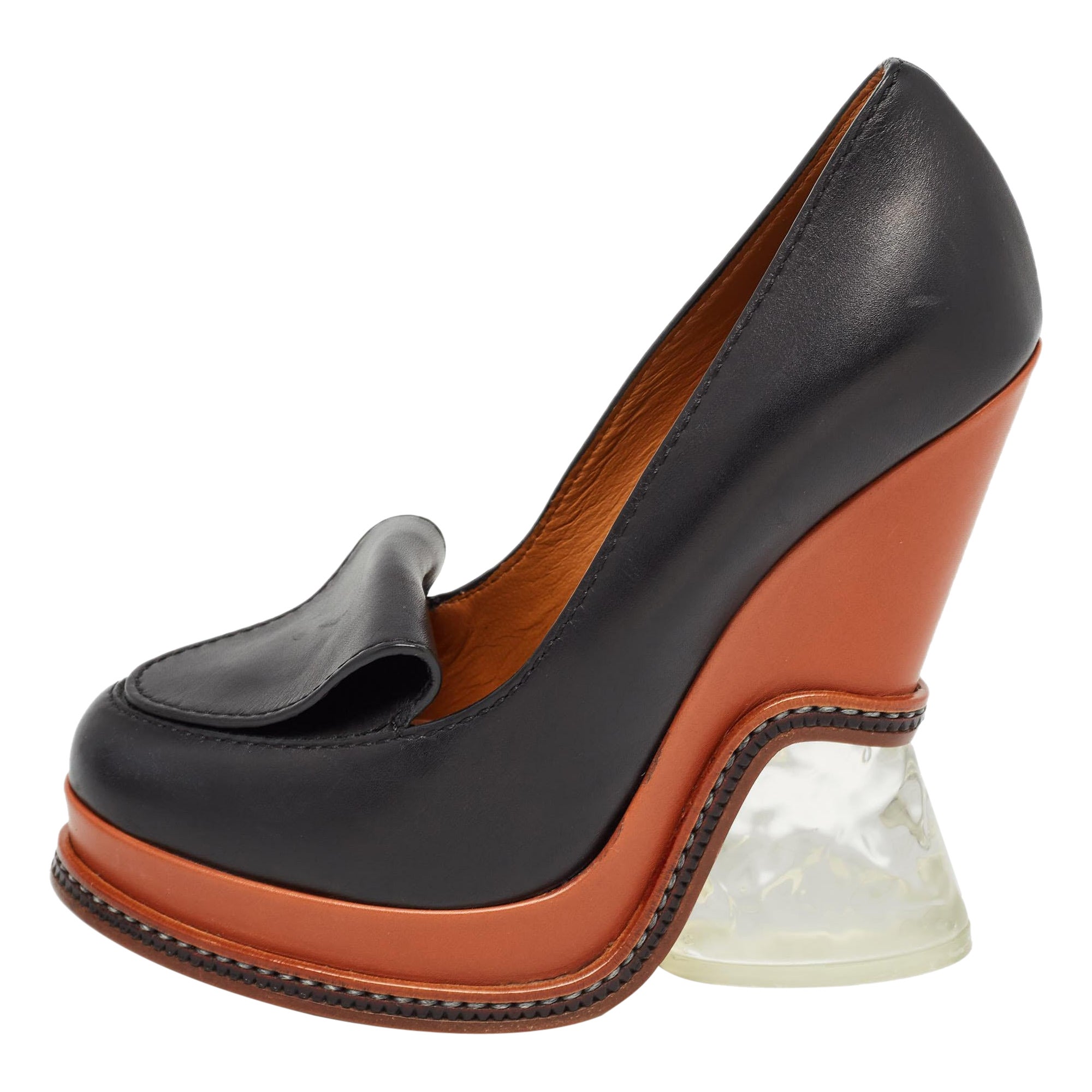 Fendi Bombas mocasín de cuña de cuero negro talla 36