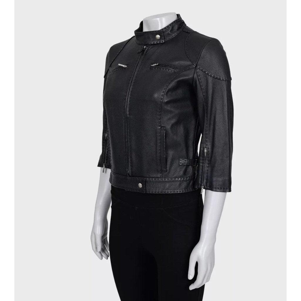 Eleva il tuo guardaroba con questa lussuosa giacca in pelle nera di Fendi. Realizzata al 100% in vera pelle, questa giacca presenta una silhouette elegante e dritta, perfetta per ogni occasione. La chiusura con zip e bottoni a pressione assicura una