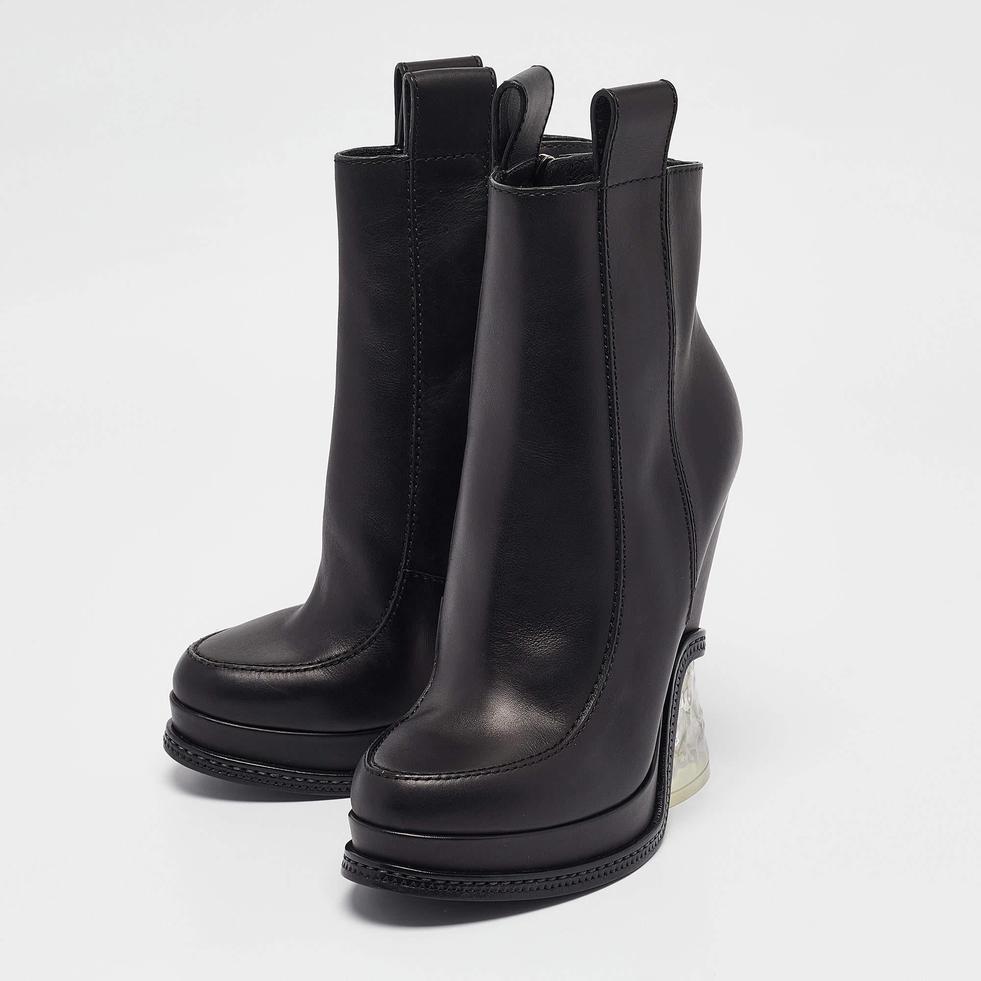 Profitez des journées les plus branchées avec ces élégantes bottes Fendi. By Design/One Modern  elles sont conçues pour vous offrir confort et élégance
