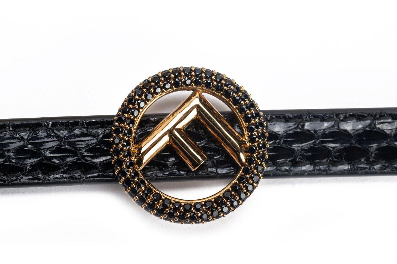 Bracelet Fendi en cuir de lézard noir avec un logo F en or pour le fermer. La pièce est neuve et est livrée avec une boîte et une étiquette.