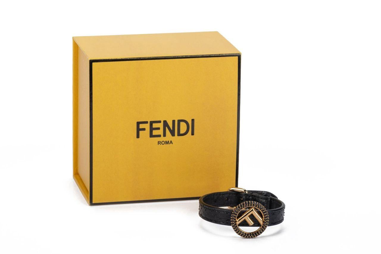 Fendi Bracelet en lézard noir avec logo F en vente 1